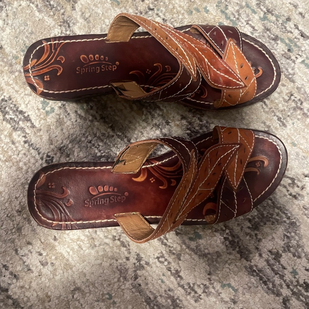 Spring Step Brown & Tan Leather Leaf Slides